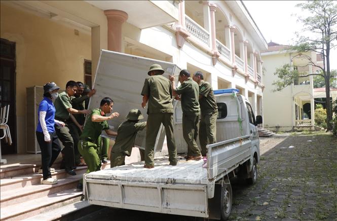 Các lực lượng hỗ trợ Trường Tiểu học Phú Hòa di dời đến nơi học tạm. Ảnh: Thanh Thương - TTXVN