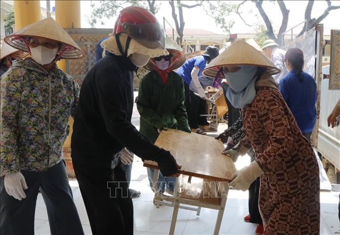 Các lực lượng hỗ trợ Trường Tiểu học Phú Hòa di dời đến nơi học tạm. Ảnh: Thanh Thương - TTXVN