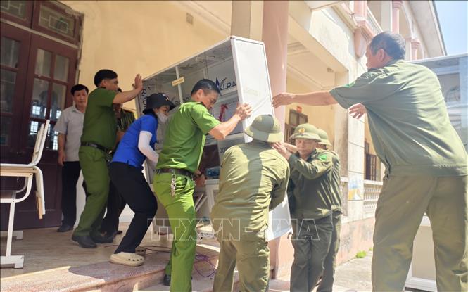 Các lực lượng hỗ trợ Trường Tiểu học Phú Hòa di dời đến nơi học tạm. Ảnh: Thanh Thương - TTXVN