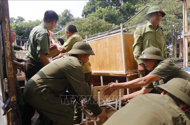 Các lực lượng hỗ trợ Trường Tiểu học Phú Hòa di dời đến nơi học tạm. Ảnh: Thanh Thương - TTXVN