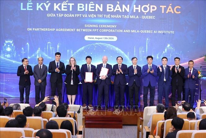 Phó Thủ tướng Hồ Quốc Dũng cùng các đại biểu chứng kiến Lễ ký kết Thỏa thuận hợp tác giữa Tập đoàn FPT và Viện Nghiên cứu Trí tuệ nhân tạo Mila - Quebec của Canada. Ảnh: Văn Điệp - TTXVN 