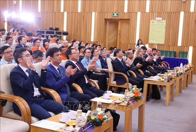 Phó Thủ tướng Hồ Quốc Dũng và các đại biểu dự Lễ ký kết Thỏa thuận hợp tác giữa Tập đoàn FPT và Viện Nghiên cứu Trí tuệ nhân tạo Mila- Quebec của Canada. Ảnh: Văn Điệp - TTXVN 
