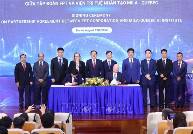 Phó Thủ tướng Hồ Quốc Dũng cùng các đại biểu chứng kiến Lễ ký kết Thỏa thuận hợp tác giữa Tập đoàn FPT và Viện Nghiên cứu Trí tuệ nhân tạo Mila- Quebec của Canada. Ảnh: Văn Điệp - TTXVN 