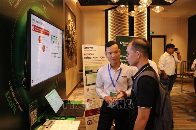 Các đại biểu tham quan không gian trưng bày tại Hội thảo. Ảnh: Trần Tĩnh - TTXVN