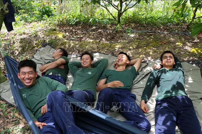 Những câu chuyện được các chiến sĩ chia sẻ vào thời gian nghỉ trưa làm thắt chặt hơn tình đồng chí. Ảnh: Hồng Thái - TTXVN