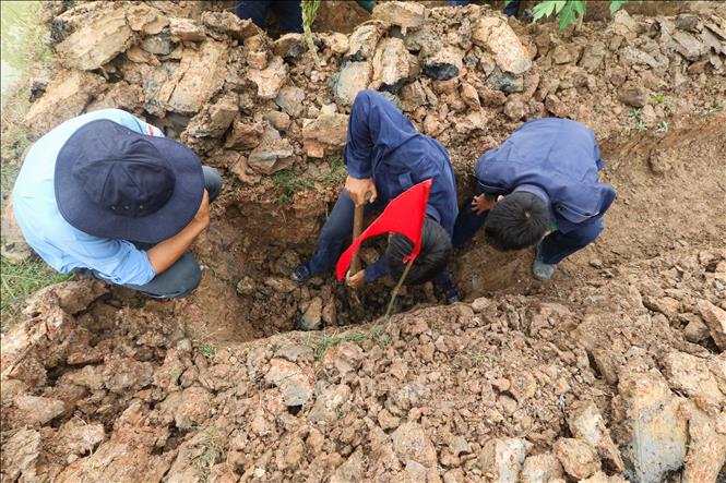 Chiến sĩ Đội K91 tiến hành tìm kiếm hài cốt liệt sĩ trên địa bàn tỉnh. Ảnh: Hồng Thái - TTXVN
