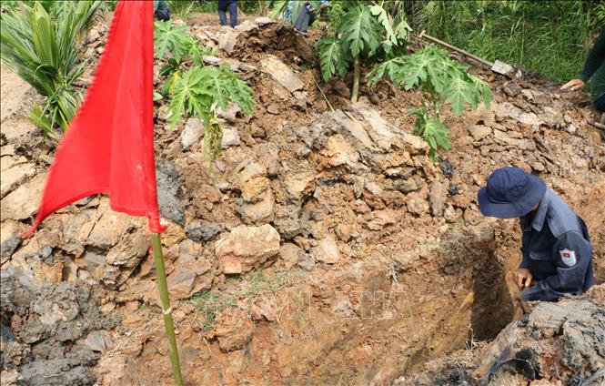 Chiến sĩ Đội K91 tiến hành tìm kiếm hài cốt liệt sĩ trên địa bàn tỉnh. Ảnh: Hồng Thái - TTXVN