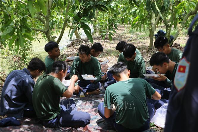 Bữa cơm chiến sĩ ở khu vực thực địa tìm kiếm hài cốt liệt sĩ trên địa bàn tỉnh Đồng Tháp. Ảnh: Hồng Thái - TTXVN