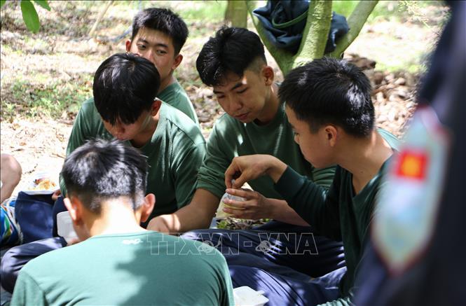 Bữa cơm chiến sĩ ở khu vực thực địa tìm kiếm hài cốt liệt sĩ trên địa bàn tỉnh Đồng Tháp. Ảnh: Hồng Thái - TTXVN