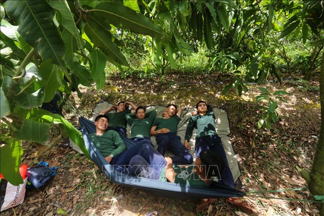 Phút nghỉ trưa dã chiến của các chiến sĩ Đội K91. Ảnh: Hồng Thái - TTXVN