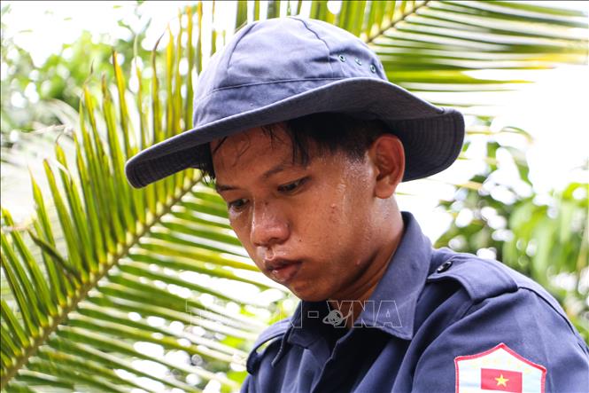 Những giọt mồ hôi của chiến sĩ Đội K91 khi thực hiện tìm kiếm hài cốt liệt sĩ. Ảnh: Hồng Thái - TTXVN