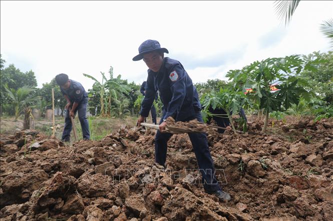Các chiến sĩ Đội K91 thực hiện công tác tìm kiếm hài cốt liệt sĩ trên địa bàn tỉnh Đồng Tháp. Ảnh: Hồng Thái - TTXVN