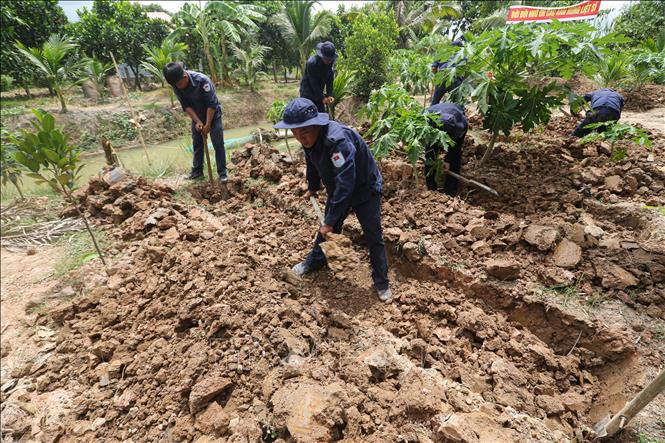 Từng mét đất được khoanh vùng khi thực hiện tìm kiếm hài cốt liệt sĩ. Ảnh: Hồng Thái - TTXVN