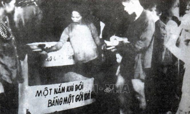 Tháng 11/1945, Trung ương Đảng ra Chỉ thị Kháng chiến, kiến quốc, củng cố chính quyền, chống thực dân Pháp xâm lược, trong đó, về cứu tế, kêu gọi lòng yêu nước thương nòi, lập quỹ cứu tế, lập kho thóc cứu tế, đẩy mạnh khai hoang tăng gia sản xuất, quyên góp tiếp tế cho dân nghèo... Trong ảnh: Phong trào “Hũ gạo cứu đói” với tinh thần “Một nắm khi đói bằng một gói khi no” lan rộng khắp cả nước. Ảnh: Tư liệu/TTXVN phát