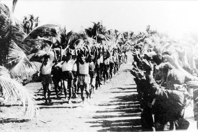 Ngày 1/6/1945, tổ chức Thanh niên Tiền phong ra đời ở Nam Bộ. Đây là phong trào thanh niên hoạt động theo định hướng của Đảng, có vai trò tích cực trong quá trình vận động, tập hợp lực lượng thanh niên chuẩn bị cho cuộc Tổng khởi nghĩa Tháng Tám năm 1945. Ảnh: Tư liệu TTXVN