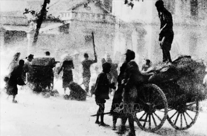 Ngày 09/3/1945, Nhật đảo chính Pháp, độc chiếm Đông Dương, Ban Thường vụ Trung ương Đảng ra chỉ thị “Nhật - Pháp bắn nhau và hành động của chúng ta”. Thực hiện Chỉ thị, một cao trào cách mạng đã xuất hiện ở nhiều nơi; khu giải phóng Việt Bắc gồm 6 tỉnh được thành lập kêu gọi đồng bào dũng cảm tiến lên dưới ngọn cờ của Việt Minh hãy “đem sức ta mà tự giải phóng cho ta”. Trong ảnh: Nhân dân ở nhiều địa phương nổi dậy đánh chiếm kho thóc Nhật để cứu đói. Ảnh: TTXVN