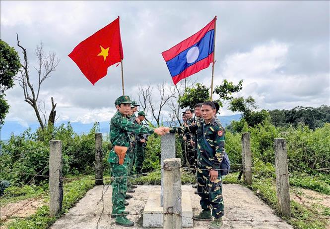 Đội tuần tra song phương bên mốc quốc giới Việt Nam - Lào. Ảnh: TTXVN phát