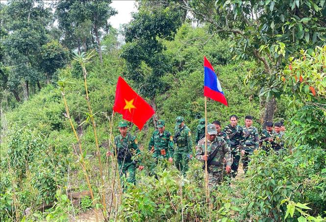 Đội tuần tra song phương tiến hành tuần tra đường biên giới. Ảnh: TTXVN phát