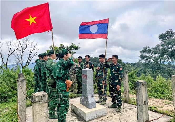 Đội tuần tra song phương bên mốc quốc giới Việt Nam - Lào. Ảnh: TTXVN phát
