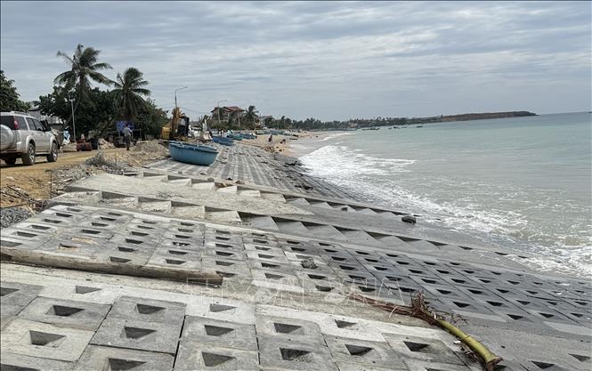 Xây dựng kè biển chống xâm thực tại xã Ô Loan, tỉnh Đắk Lắk. Ảnh: Tường Quân - TTXVN