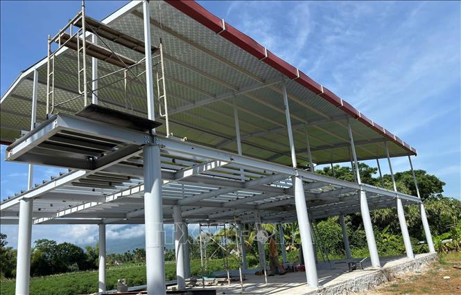 Xây dựng nhà sinh hoạt cộng đồng kết họp phòng tránh lũ tại xã Hòa Thịnh, tỉnh Đắk Lắk. Ảnh: Tường Quân - TTXVN