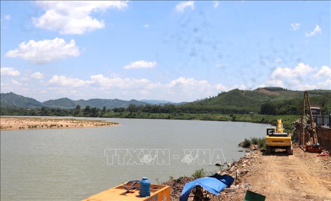 Sông Ba thay đổi dòng chảy ăn sâu vào Quốc lộ 25 đoạn qua xã Phú Hòa 1, tỉnh Đắk Lắk. Ảnh: Tường Quân - TTXVN