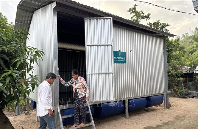 Tỉnh Đắk Lắk hỗ trợ người dân xã Đồng Xuân xây dựng nhà phao tránh lũ. Ảnh: Tường Quân - TTXVN
