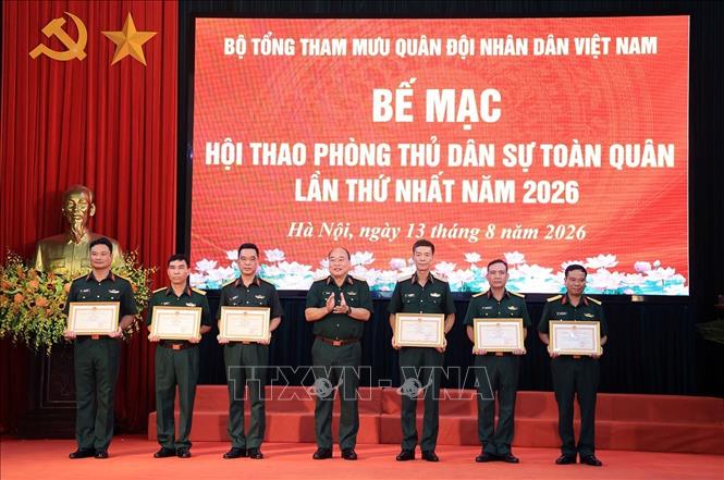 Trung tướng Lê Quang Đạo, Phó Tổng tham mưu trưởng. Quân đội nhân dân Việt Nam trao Bằng khen của Tổng tham mưu trưởng tặng các đơn vị có thành tích xuất sắc trong phong trào thi đua và phục vụ tại hội thao. Ảnh: Tuấn Anh - TTXVN