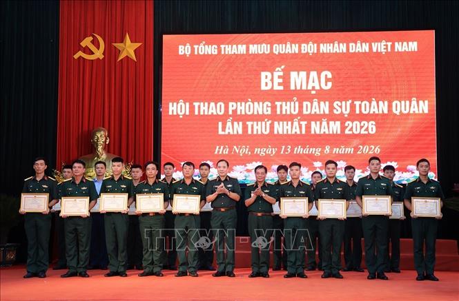 Thiếu tướng Nguyễn Đình Hiền, Tư lệnh Binh chủng Hóa học và Thiếu tướng Phạm Văn Tỵ, Phó Cục trưởng Cục Cứu hộ - Cứu nạn trao các giải Nhất, Nhì, Ba cho các đội tuyển ở nội dung Ứng phó khắc phục sự cố phóng xạ, môi trường và Bắn súng K54. Ảnh: Tuấn Anh - TTXVN