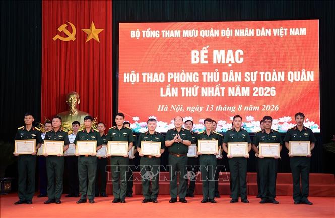 Trung tướng Lê Quang Đạo, Phó Tổng Tham mưu trưởng Quân đội nhân dân Việt Nam trao các giải Nhất, Nhì, Ba cho các đội tuyển ở nội dung Lý thuyết và Ứng phó khắc phục sự cố cháy, nổ, hóa chất độc. Ảnh: Tuấn Anh - TTXVN