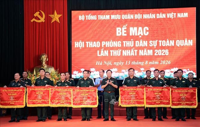 Đại tướng Nguyễn Tân Cương, Tổng tham mưu trưởng Quân đội nhân dân Việt Nam, Thứ trưởng Bộ Quốc phòng trao các giải Nhất, Nhì, Ba toàn đoàn cho các đội tuyển. Ảnh: Tuấn Anh - TTXVN