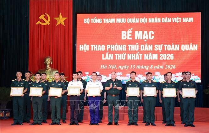 Trung tướng Lê Quang Đạo, Phó Tổng Tham mưu trưởng Quân đội nhân dân Việt Nam trao giải Nhất, Nhì, Ba cho các đội tuyển ở nội dung Lý thuyết và Ứng phó khắc phục sự cố cháy, nổ, hóa chất độc. Ảnh; Tuấn Anh - TTXVN