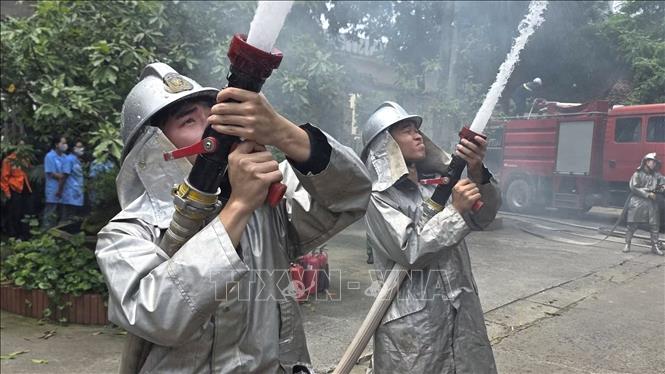 Lực lượng phòng cháy, chữa cháy triển khai đội hình phun nước trong tình huống giả định, thực hành các phương án khống chế đám cháy và nâng cao khả năng ứng phó khi xảy ra sự cố. Ảnh: Quốc Lũy - TTXVN