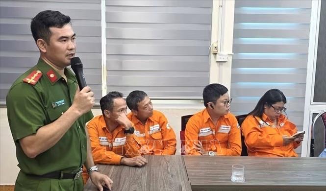 Cán bộ Công an trao đổi, hướng dẫn cán bộ, công nhân ngành điện về các kỹ năng bảo đảm an toàn và xử lý tình huống trong buổi tập huấn, diễn tập. Ảnh: Quốc Lũy - TTXVN