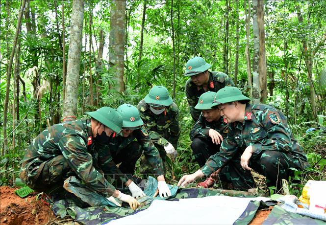 Đội Quy tập hài cốt liệt sĩ, Đoàn Kinh tế - Quốc phòng 337 quy tập các hài cốt liệt sĩ tại khu vực đồi khe Cây Lỗi, thôn Cựp Cuôi, xã Hướng Lập, tỉnh Quảng Trị trong tháng 7 vừa qua. Ảnh: TTXVN phát