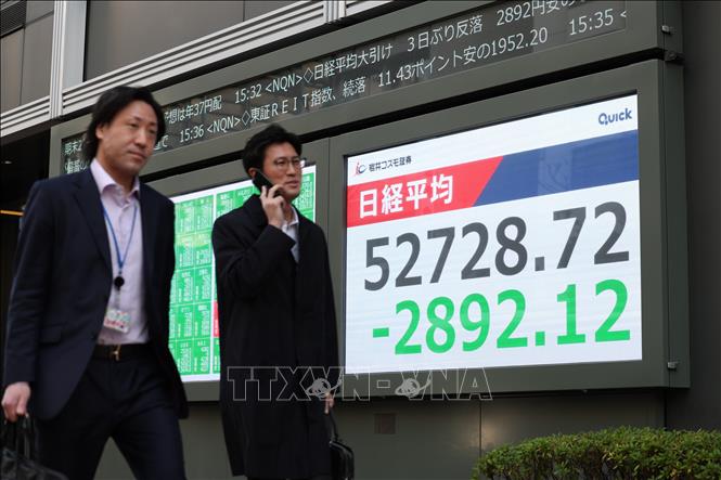 Màn hình hiển thị các chỉ số của thị trường chứng khoán tại Tokyo. Ảnh: THX/TTXVN phát