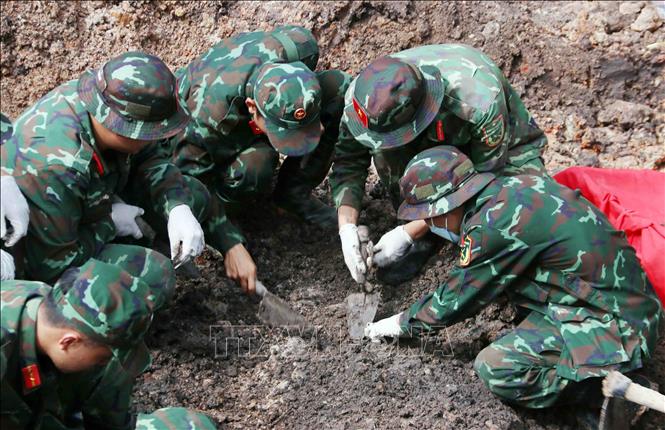 Các chiến sĩ Đội tìm kiếm, quy tập hài cốt liệt sĩ thuộc Bộ Tư lệnh Thành phố Hồ Chí Minh nỗ lực làm nhiệm vụ dưới ánh nắng tháng 8 của tiết trời phương Nam. Ảnh: Xuân Khu-TTXVN