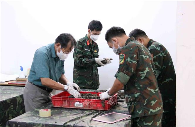 Công tác cất bốc, quy tập hài cốt liệt sĩ và xác minh danh tính hài cốt liệt sĩ được triển khai đúng quy trình quy định. Ảnh: Xuân Khu-TTXVN