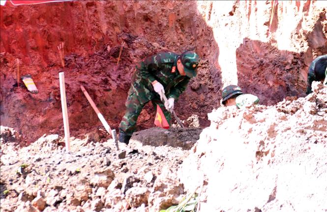 Các chiến sĩ Đội tìm kiếm, quy tập hài cốt liệt sĩ thuộc Bộ Tư lệnh Thành phố Hồ Chí Minh nỗ lực làm nhiệm vụ dưới ánh nắng tháng 8 của tiết trời phương Nam. Ảnh: Xuân Khu-TTXVN