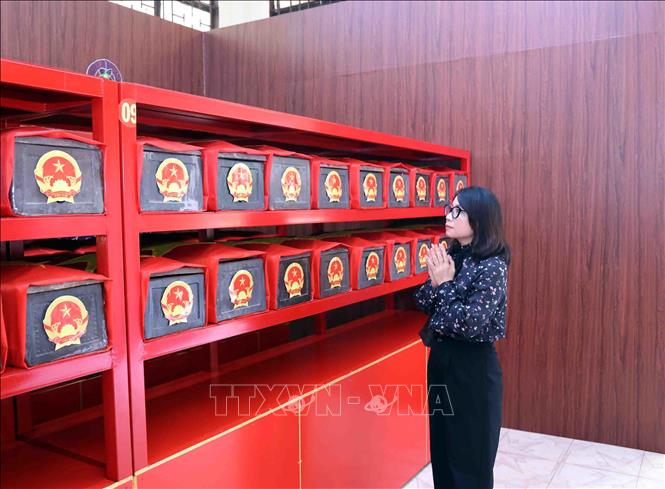 Người dân Thành phố kính cẩn trước vong linh các anh hùng liệt sĩ. Ảnh: Xuân Khu-TTXVN