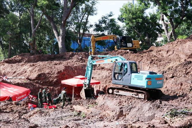 Đội tìm kiếm, quy tập hài cốt liệt sĩ thuộc Bộ Tư lệnh Thành phố Hồ Chí Minh triển khai nhiệm vụ tại vị trí tìm kiếm thứ 2 (Khu B), Công viên Lê Thị Riêng. Ảnh: Xuân Khu-TTXVN