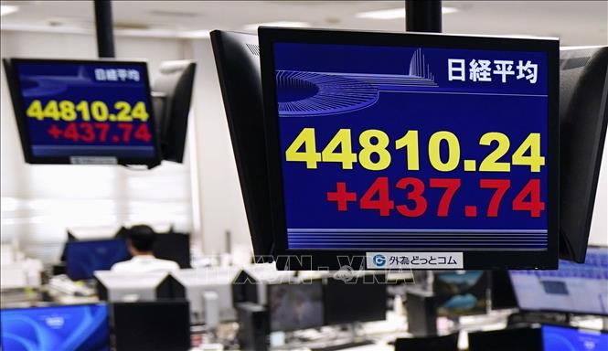 Màn hình tại một công ty giao dịch ngoại hối ở Tokyo hiển thị chỉ số Nikkei 225. Ảnh: Kyodo/TTXVN phát  