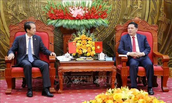 Bí thư Tỉnh ủy Bắc Ninh Nguyễn Hồng Thái trao đổi thông tin với Đại sứ Hà Vĩ. Ảnh: Đồng Thúy - TTXVN