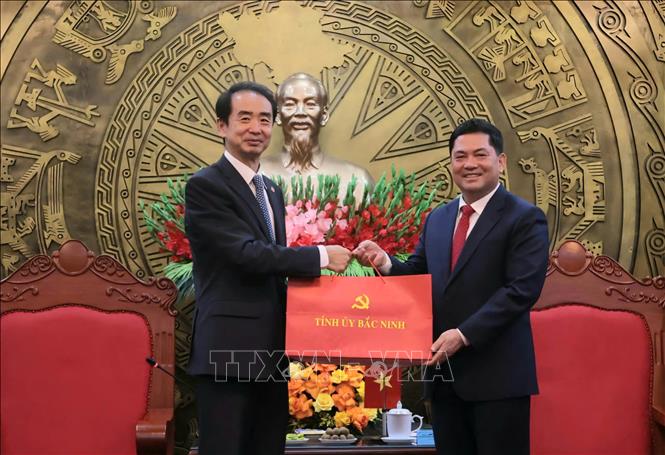 Bí thư Tỉnh ủy Bắc Ninh Nguyễn Hồng Thái tặng quà lưu niệm Đại sứ Hà Vĩ. Ảnh: Đồng Thúy - TTXVN