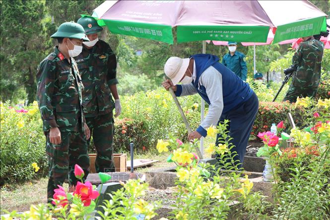 Trước yêu cầu “chạy đua với thời gian”, thành phố Huế xác định phải hoàn thành việc lấy mẫu trước khi bước vào mùa mưa, bảo đảm tiến độ và yêu cầu chuyên môn. Ảnh: Mai Trang - TTXVN