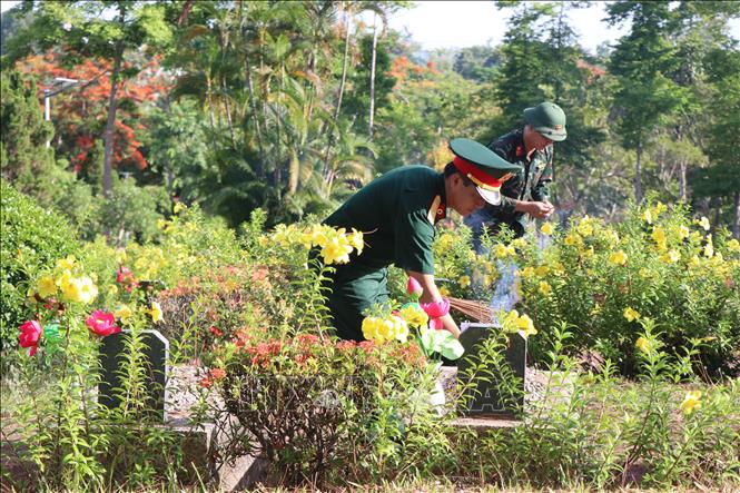 Từ ngày 26/5 đến 13/8, các lực lượng chức năng thành phố Huế đã khai quật 7.282 phần mộ liệt sĩ tại 42 nghĩa trang, hoàn thành 100% số mộ cần khai quật, lấy mẫu. Ảnh: Mai Trang - TTXVN
