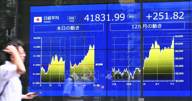 Màn hình tài chính tại thủ đô Tokyo (Nhật Bản) hiển thị chỉ số Nikkei 225. Ảnh: Kyodo/TTXVN phát
