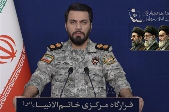 Trung tá Ebrahim Zolfaghari nhấn mạnh eo biển Hormuz, như trước đây, vẫn nằm dưới sự quản lý và kiểm soát hoàn toàn của Iran. Không tàu thương mại hay tàu chở dầu nào có thể đi qua an toàn tuyến hàng hải này nếu không được lực lượng vũ trang Iran cho phép và giám sát. Ảnh: IRNA/TTXVN phát