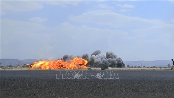 Khói bốc lên sau các cuộc không kích của Saudi Arabia nhằm vào sân bay quốc tế ở thủ đô Sanaa do lực lượng Houthi nắm quyền kiểm soát, ngày 13/7/2026. Ảnh: THX/TTXVN phát