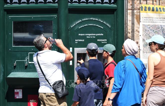 Tại Đấu trường Colosseum, các vòi nước miễn phí không chỉ cung cấp nước khoáng sạch tự nhiên mà còn cả nước khoáng có gas. Ảnh: Việt Hải- PV TTXVN tại Italy